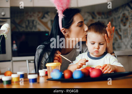 Mutter mit kleinen Sohn in einer Küche Stockfoto