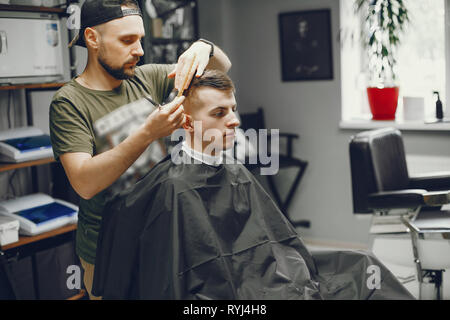 Ein Mann schneidet die Haare in einem Barbershop Stockfoto