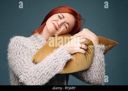 Kranke Frau in schreckliche Kopfschmerzen und halten die Hand auf den Unterarm. Stockfoto