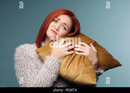 Kranke Frau in schreckliche Kopfschmerzen und halten die Hand auf den Unterarm. Stockfoto