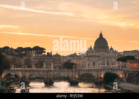 Rom, Italien, 19. Oktober 2018: Päpstliche Basilika St. Peter im Vatikan und Aelian Bridge im Sonnenuntergang Sonnenaufgang. Stockfoto