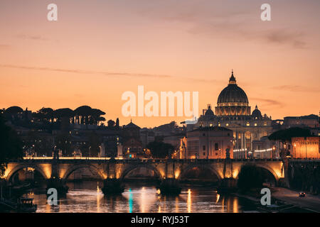 Rom, Italien, 19. Oktober 2018: Päpstliche Basilika St. Peter im Vatikan und Aelian Bridge im Sonnenuntergang Sonnenaufgang. Stockfoto