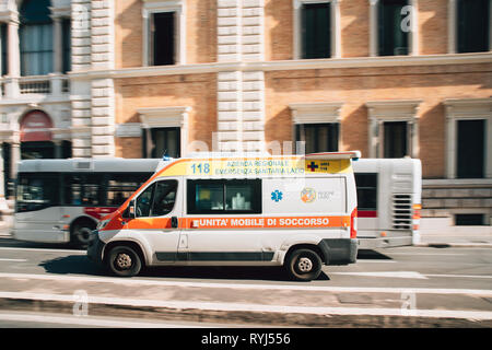 Rom, Italien, 20. Oktober 2018: Umzug mit Sirene Rettungswagen Reanimation Van Auto auf der Straße. Notleuchten System Els aktiviert Stockfoto