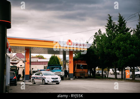 Tiflis, Georgien - 21. Oktober 2018: Polizei Auto Tanken bei Gas und Öl von Rompetrol. Stockfoto