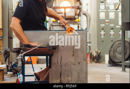 Ein Glasbläser Gestaltung geschmolzenes Glas in ein Stück Kunst Stockfoto