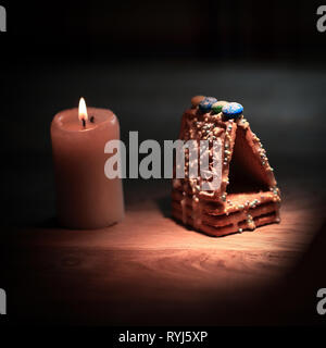 Weihnachten Tabelle. Kerze, Orangen und Zimtstangen auf Holz Stockfoto