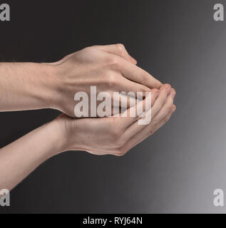 Zwei Handflächen zusammen. auf grauem Hintergrund Stockfoto
