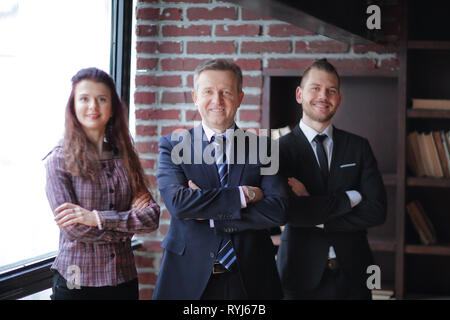 Gruppe von Geschäftsleuten stehen in modernen Büro Stockfoto