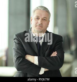 Porträt eines erwachsenen Geschäftsmann auf Office Hintergrund Stockfoto