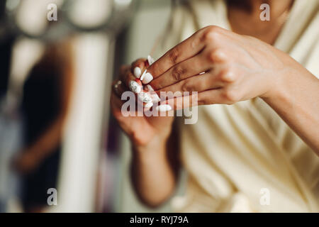 Brunette Braut hand mit ehering ein- und ausblenden. Stockfoto