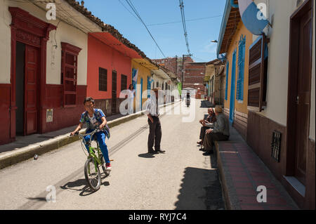 Donmatias, Antioquia, Kolumbien: street scene. Stockfoto