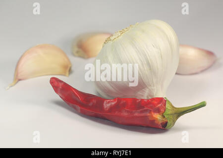 Gewürze und Kräuter, Knoblauch und roter Chili Stockfoto