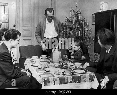 Weihnachten, Weihnachtsessen, Familie im Wohnzimmer, mit Kaffee und Kuchen und Weihnachtsbaum, 1964, Additional-Rights - Clearance-Info - Not-Available Stockfoto