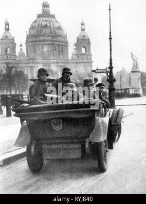 Revolution, 1918 - 1919, Deutschland, Berlin, den Streitkräften der Regierung mit Auto, Unter den Linden vor der Schlossbruecke, Maschinengewehr, Maschinengewehre, Maschinengewehr, Militär, Soldaten, soldier, Streitkräfte, Berliner Dom, Kirche, Kirchen, Deutsche Revolution von 1918-1919, Brücke, Brücken, Straßen, Straßen, Deutsches Reich, Republik, Republik, Freistaat Preußen, 1910 s, 10 s, 20. Jahrhundert, Leute, Männer, Mann, männlich, Gruppe, Gruppen, Revolution, Revolutionen, der Regierung, der Regierung Truppen, Auto, Autos, historische, historische, Additional-Rights - Clearance-Info - Not-Available Stockfoto