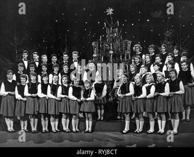 Weihnachten, Lied singen, Chor der Schule der Musik chaumburger Maerchensaenger", die Bühne in der TELECAST 'Davon ich singen und Wagen werden", ZDF, 1960er Jahre, Additional-Rights - Clearance-Info - Not-Available Stockfoto