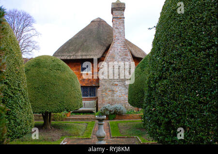 Alte Stroh, Holz-Haus aus dem 14. Jahrhundert gerahmt. Eastbourne, East Sussex, UK. Stockfoto