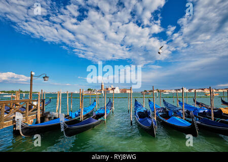 Gondeln und in der Lagune von Venedig, die von der Piazza San Marco. Venedig, Italien Stockfoto