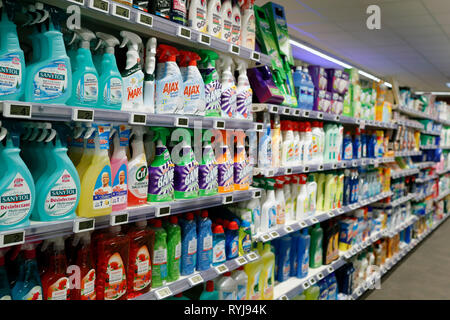 Stände in der Zeile im Supermarkt. Frankreich. Stockfoto