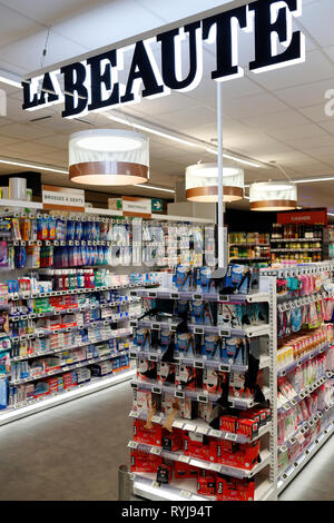 Stände in der Zeile im Supermarkt. Kosmetik. Frankreich. Stockfoto