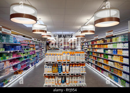 Stände in der Zeile im Supermarkt. Kosmetik. Frankreich. Stockfoto