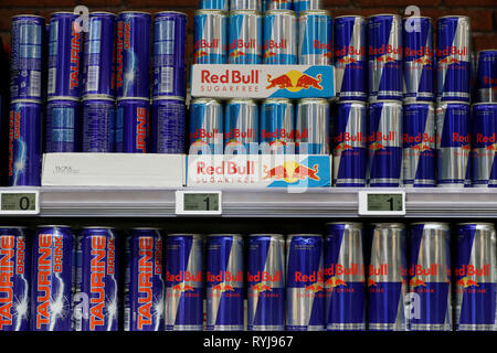 Stände in der Zeile im Supermarkt. Alkoholfreie Getränke. Red Bull. Frankreich. Stockfoto