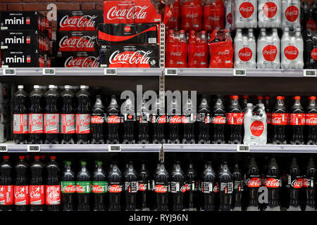 Stände in der Zeile im Supermarkt. Alkoholfreie Getränke. Coca Cola. Frankreich. Stockfoto