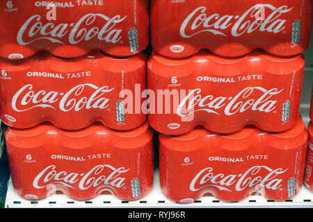 Stände in der Zeile im Supermarkt. Alkoholfreie Getränke. Coca Cola. Frankreich. Stockfoto