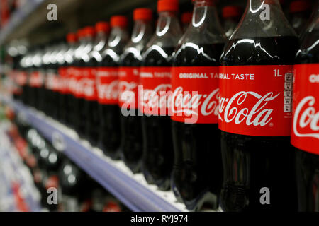 Stände in der Zeile im Supermarkt. Alkoholfreie Getränke. Coca Cola. Frankreich. Stockfoto