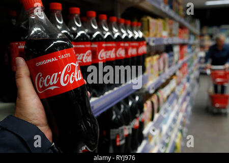 Stände in der Zeile im Supermarkt. Alkoholfreie Getränke. Coca Cola. Mann einkaufen. Frankreich. Stockfoto