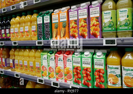 Stände in der Zeile im Supermarkt. Fruchtsäfte. Frankreich. Stockfoto