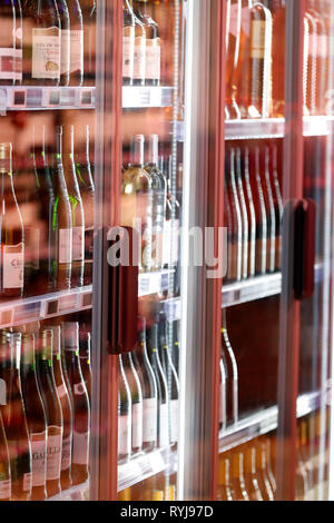 Stände in der Zeile im Supermarkt. Wein. Frankreich. Stockfoto