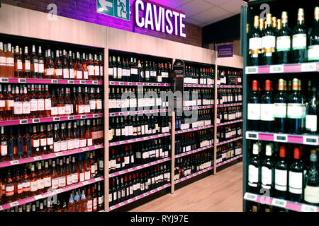 Stände in der Zeile im Supermarkt. Wein. Frankreich. Stockfoto