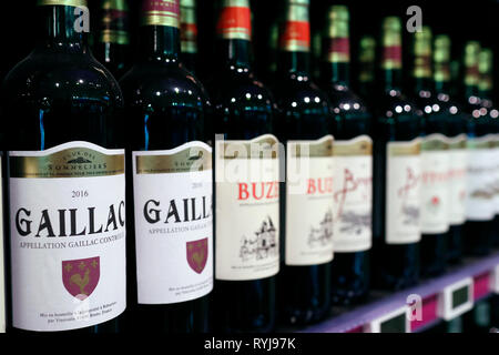 Stände in der Zeile im Supermarkt. Wein. Frankreich. Stockfoto