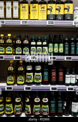 Stände in der Zeile im Supermarkt. Öle. Frankreich. Stockfoto