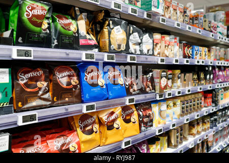 Stände in der Zeile im Supermarkt. Kaffees. Frankreich. Stockfoto