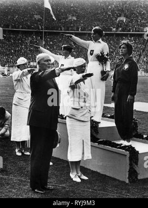 Sport, Olympische Spiele, Berlin 1936, Leichtathletik, Speer werfen der Frauen, Siegerehrung, Gold: Tilly Fleischer (Deutschland) Silber: Luise Krüger (Deutschland), Bronze: Maria Kwasniewska (Polen), Olympiastadion, 2.8.1936, Additional-Rights - Clearance-Info - Not-Available Stockfoto