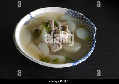 Chinesischer Rettich und Schweinerippchen Suppe. Thai Food Stockfoto