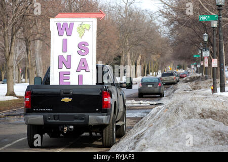 Mobile Wein Verkauf Zeichen auf einem Pickup Truck auf der Summit Avenue in St. Paul, Minnesota. Stockfoto