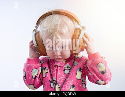 Baby Musik Horen Uber Kopfhorer Stockfotografie Alamy