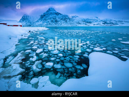Die Lofoten sind eine Inselgruppe und eine traditionelle District in der Grafschaft von Nordland, Norwegen. Stockfoto