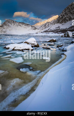 Die Lofoten sind eine Inselgruppe und eine traditionelle District in der Grafschaft von Nordland, Norwegen. Stockfoto