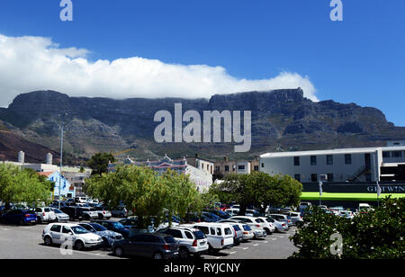 Der Tafelberg von Kapstadts Zentrum gesehen. Stockfoto