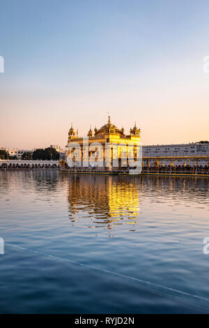 Goldenen Tempel von Amritsar Shining Gold bei Sonnenuntergang im Punjab Stockfoto