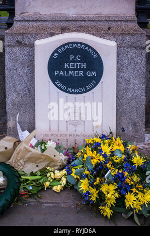 Polizei Denkmal für P.C. Keith Palmer außerhalb von New Palace Yard, Palast von Westminster, London, England, Großbritannien Stockfoto