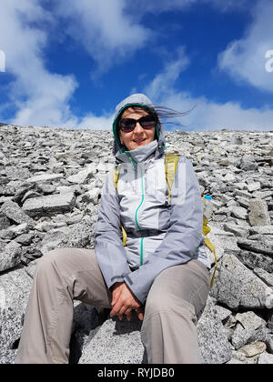 Wanderer ruht in der Mitte des Rocky Mountain slope Stockfoto