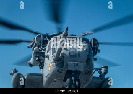 190222-M-ET 529-1084 PAZIFISCHEN OZEAN (Feb. 22, 2019) Ein CH-53E Super Stallion mit Marine Medium Tiltrotor Squadron 163 (verstärkt), 11 Marine Expeditionary Unit (MEU), bereitet zu landen. Die Marinesoldaten und Matrosen der 11 MEU führen routinemäßige Vorgänge als Teil der USS Boxer Amphibious Ready Gruppe im östlichen Pazifik. (U.S. Marine Corps Foto von Lance Cpl. Israel Chincio) Stockfoto