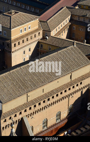 Blick über die Dächer der Vatikanischen Museen von der Aussichtsplattform um die Kuppel der Basilika St. Perters Rom Italien Stockfoto