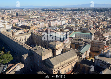 Blick über die Dächer der Vatikanischen Museen von der Aussichtsplattform um die Kuppel der Basilika St. Perters Rom Italien Stockfoto