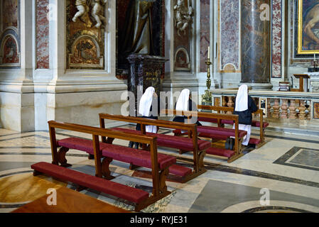 Drei Nonnen Beten in Saint Peter's Basilica, Kirche oder Kathedrale, Vatikan, Rom, Italien Stockfoto