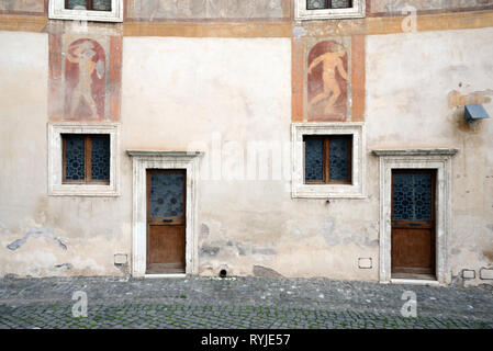 Kleines Reihenhaus Fassade und die vordere Tür im Innenhof, in der das Mausoleum des Hadrian (123-139 AD) oder Castel Sant'Angelo in Rom Italien Stockfoto